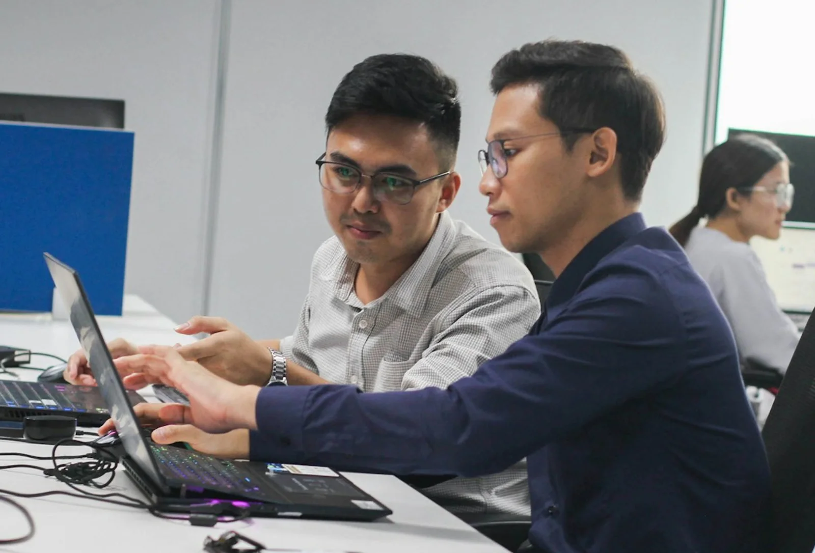 Supplier notes and a sourcing checklist beside a laptop