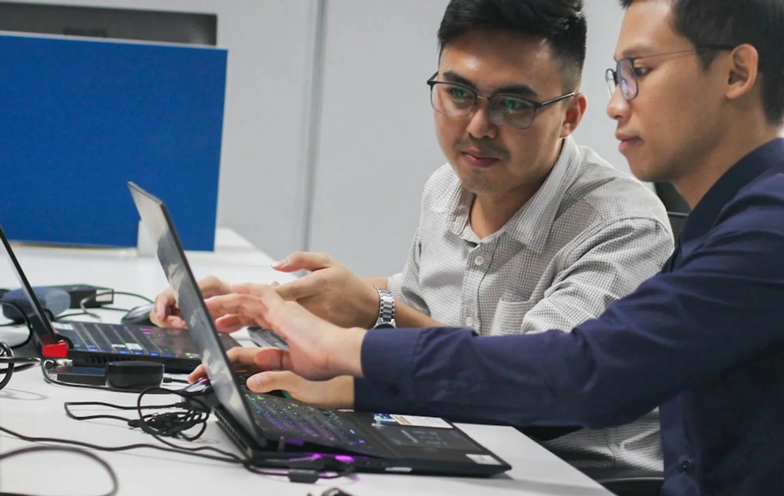 A laptop-based sourcing review workflow